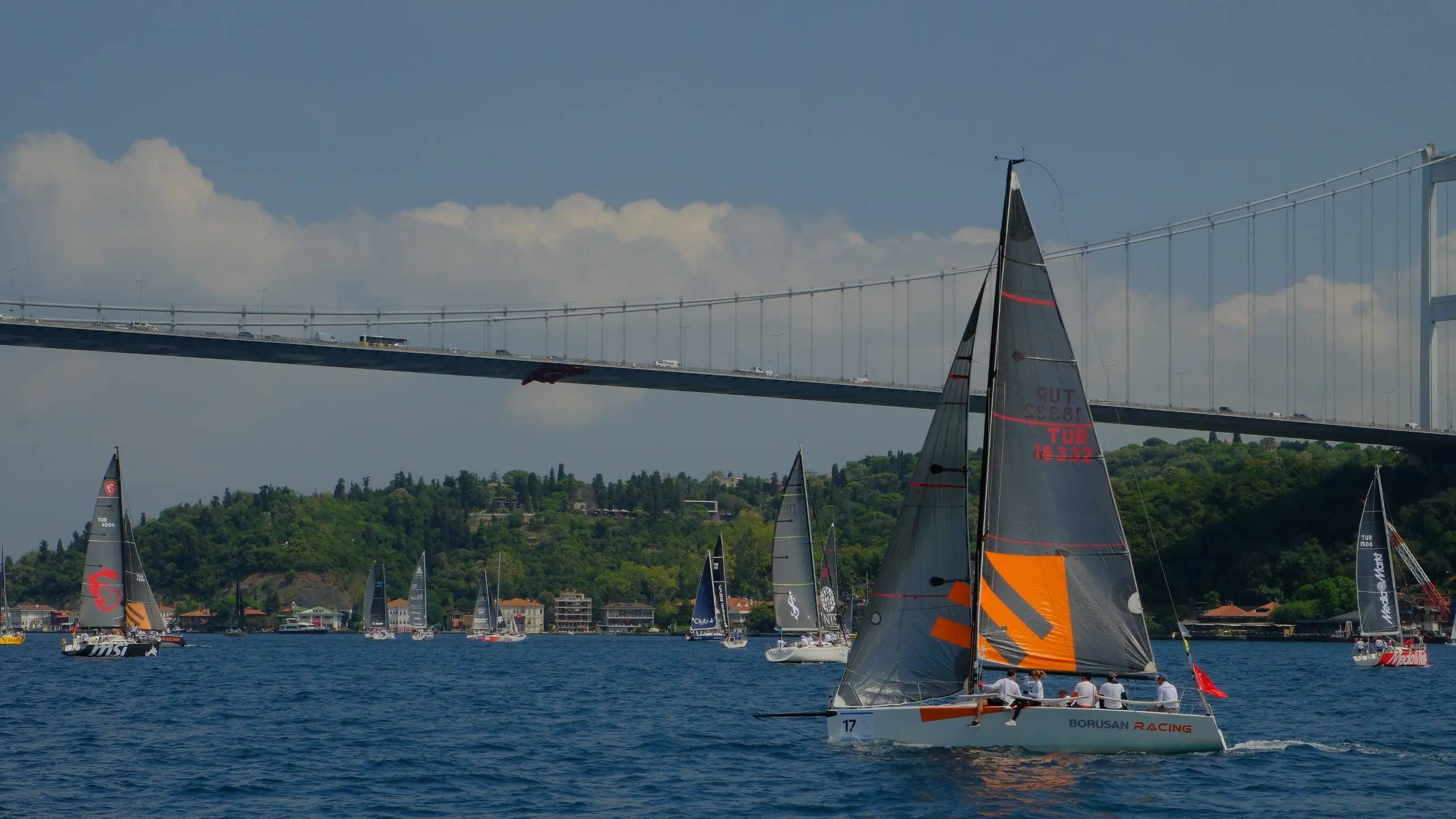 İstanbul Boğazı’nda Zafer Bayramı yarışı